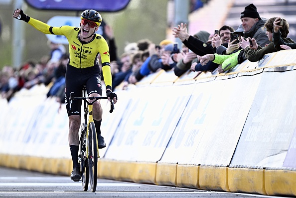1 - @MatteoJorg 🇺🇸 has won the #DwarsdoorVlaanderen, the first American cyclist to reach a victory in a one-day race within the #UCIWorldTour calendar since Neilson Powless at the 2021 Clásica San Sebastián. Unusual.
