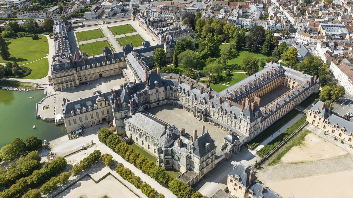Le château vous souhaite une bonne fin de journée ! © François Lison - Cémaprod #château #chateaudefontainebleau #patrimoine #findejournee