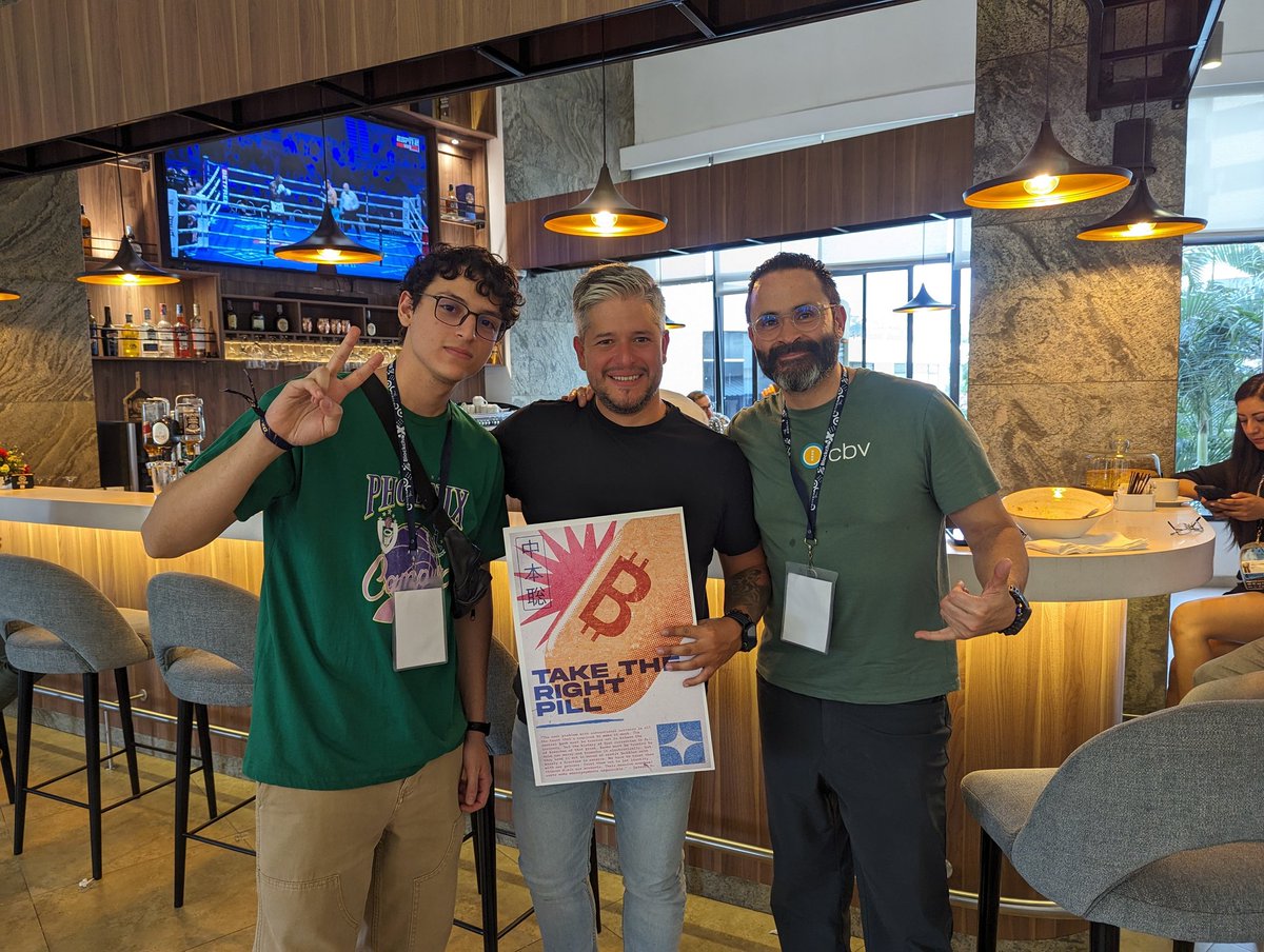Rocco ₿ | Bitcoin Art and Merch👁️ (@altafacha69) on Twitter photo En la tarde del segundo día de <a href="/elbitcoin_tour/">El Bitcoin Tour | Enseñando bitcoin desde 2016</a>, empecé a repartir el arte con los speakers que pude, no pude con todos por falta de tiempo 🥺🥺🥺
<a href="/criptominerca/">criptominerca</a> <a href="/maurotov/">Mauricio Tovar 🌴🍹</a> <a href="/cryptoB_latam/">Cryptobuyer Venezuela | Exchange Cripto</a> En la tarde del segundo día de <a href="/elbitcoin_tour/">El Bitcoin Tour | Enseñando bitcoin desde 2016</a>, empecé a repartir el arte con los speakers que pude, no pude con todos por falta de tiempo 🥺🥺🥺
<a href="/criptominerca/">criptominerca</a> <a href="/maurotov/">Mauricio Tovar 🌴🍹</a> <a href="/cryptoB_latam/">Cryptobuyer Venezuela | Exchange Cripto</a>