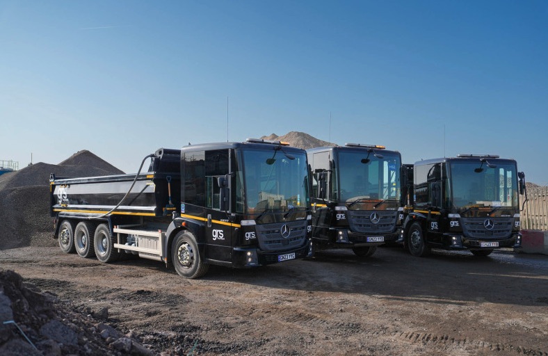 .@GRSWeGoBeyond has taken delivery of 15 new low-entry Mercedes-Benz Trucks, meaning it is now running the country's biggest fleet of Econic tippers! Supplied by @Motustruck_van, the fleet is working on construction projects related to the HS2 high-speed rail link.