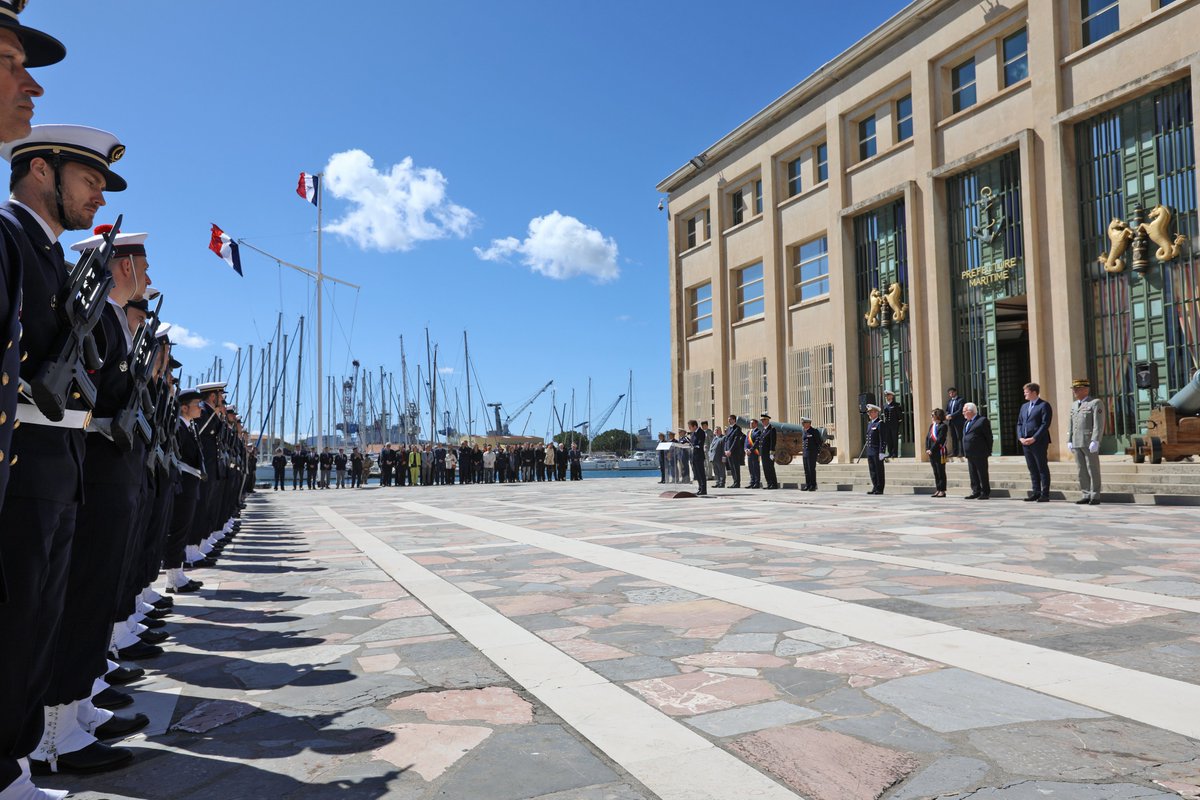 Suite de la visite du Ministre des @Armees_Gouv, @SebLecornu, dans la #MetropoleTPM avec à la mi-journée une prise d'armes sur le parvis de la Préfecture Maritime à #Toulon, en présence notamment de ma collègue @JoseeMassi, Maire de @VilledeToulon, du @Prefet83 et du @Premarmed.