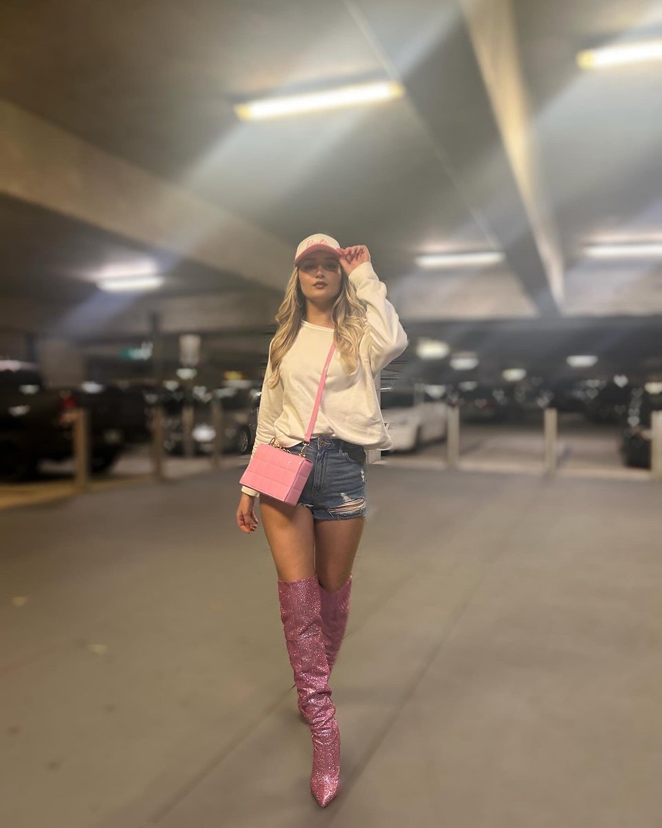 High heels on my tippies 🩷🦄🎀💖🍭✨ #gagcity #gagcityorlando #pinkfriday2 #barbz #nickiminaj <a href="/NICKIMINAJ/">Nicki Minaj</a>