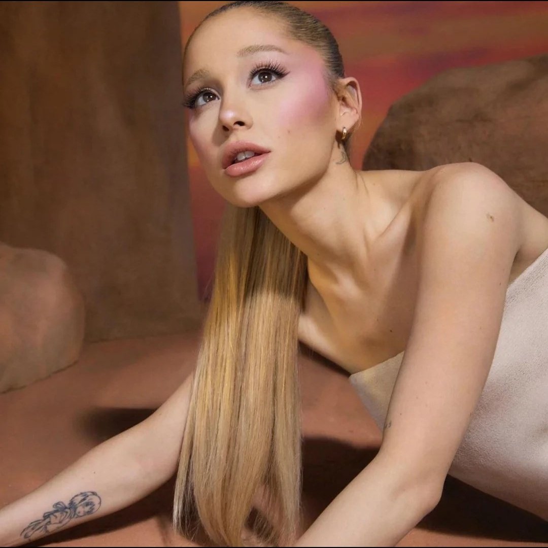 updatecultura's tweet photo. Ariana Grande ganhará uma playlist exclusiva 'escrita por' no Spotify, composta com músicas que ela escreveu e co-escreveu.

"É importante iluminar igualmente o catálogo de Ariana Grande, tanto como artista como compositora, para amplificar ambos lados de sua arte". https://t.co/qoBaXoL94H