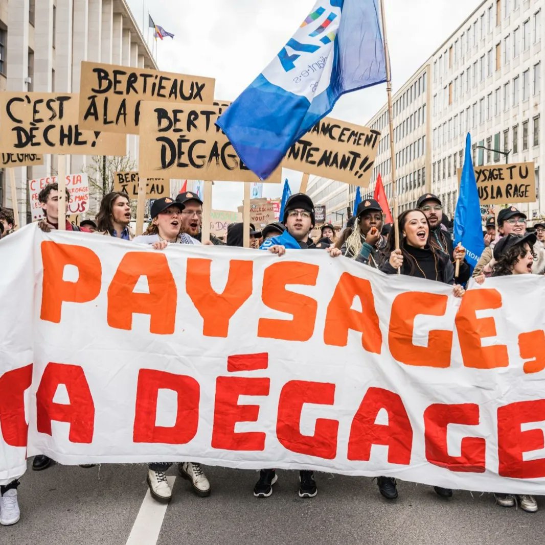 Amandine Pavet (@amandinepavet) on Twitter photo 3eme manifestation contre le décret paysage. Cette réforme élitiste risque d'exclure 1 étudiant sur 3 de l'enseignement sup. Mardi prochain, tous les partis auront l'occasion de voter le retrait de la réforme en votant le texte de la FEF que nous avons relayé au parlement. 3eme manifestation contre le décret paysage. Cette réforme élitiste risque d'exclure 1 étudiant sur 3 de l'enseignement sup. Mardi prochain, tous les partis auront l'occasion de voter le retrait de la réforme en votant le texte de la FEF que nous avons relayé au parlement.