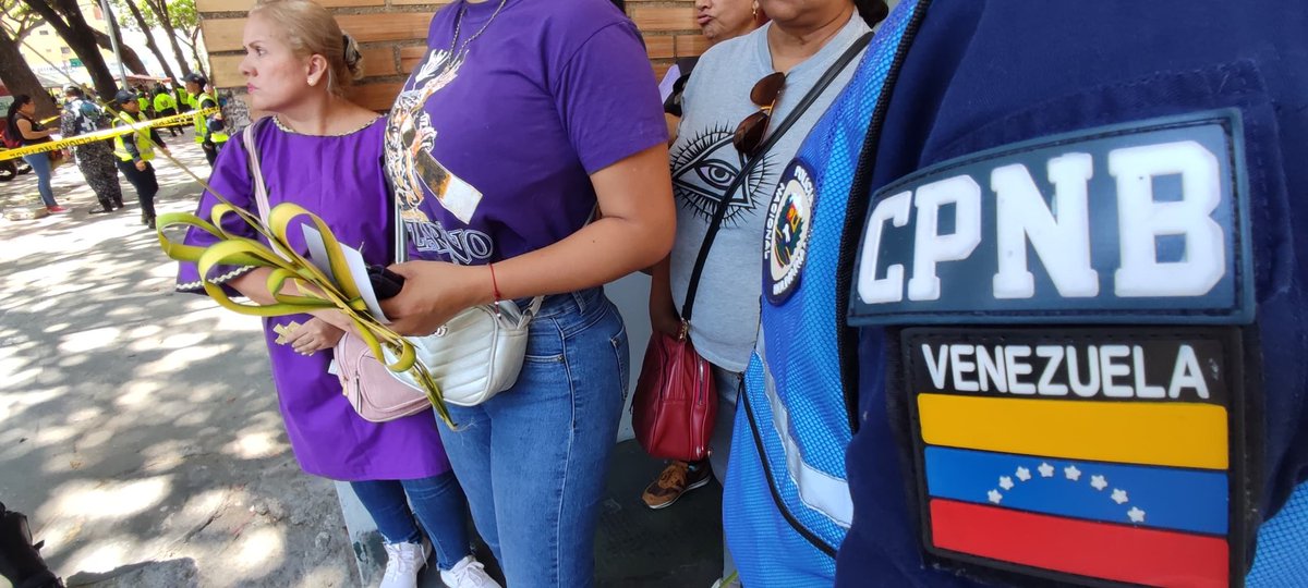 MijpVzla's tweet photo. #27MAR || Vicemin. GD. @PalenciaEndes: “Tenemos feligreses que vienen desde el interior del país, del exterior inclusive que vienn a pagar sus respectivas promesas”. https://t.co/FsBWExyXEZ