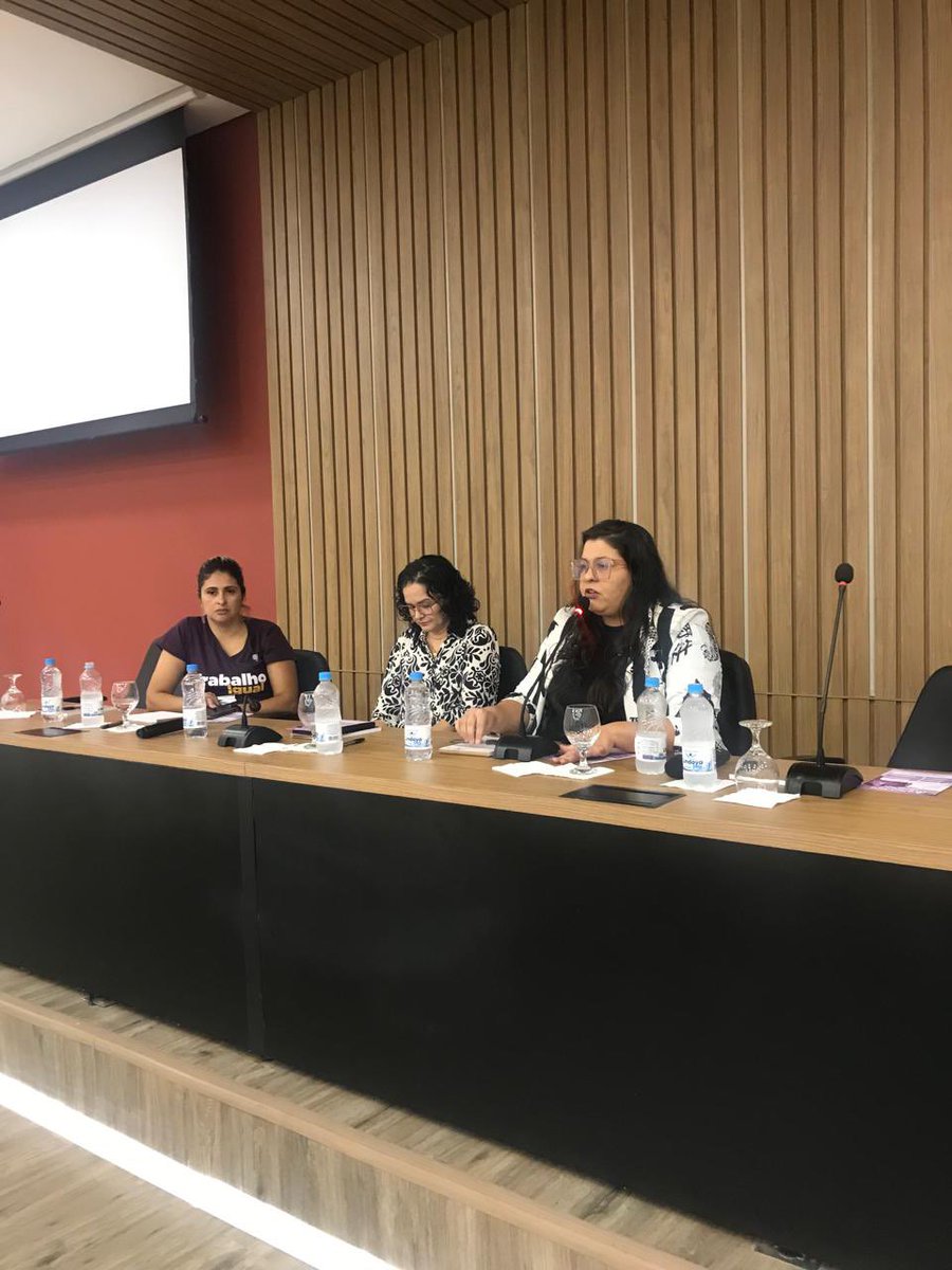 Contraf_CUT's tweet photo. “O programa Basta! Não irão nos Calar, de apoio a mulheres vítimas de violência, atende as bancárias e também a sociedade, que recebe muito do que conseguimos na nossa luta sindical. Só falando da violência de gênero e do assédio no dia a dia vamos mudar a sociedade”. Fernanda Lopes, sec. da Mulher da Contraf-CUT, no seminário “Conquistas e desafios das mulheres bancárias”.