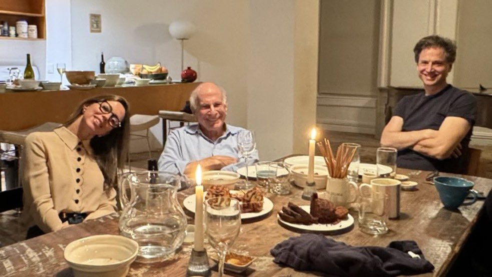 8/ One last story. 

It's early 1942, Danny was 7 in German occupied Paris. He was Jewish and had to wear a yellow star on his sweater and there were curfews specifically for Jews. 

He played with a friend too late past curfew and had to walk home. So he turns his sweater inside