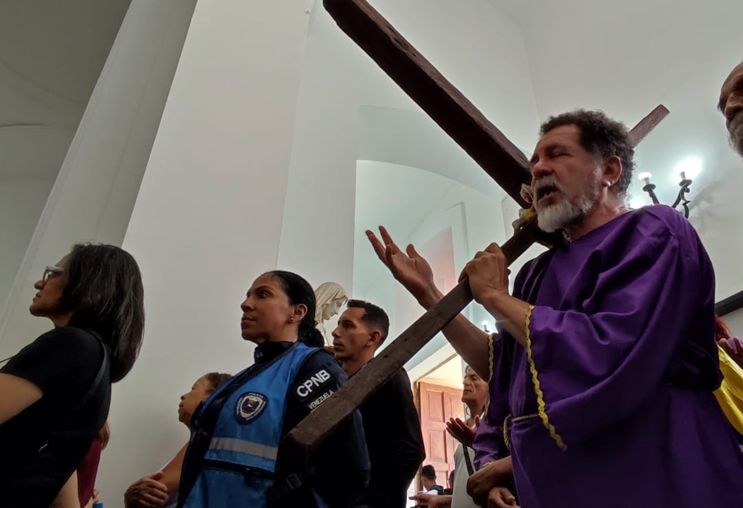 MijpVzla's tweet photo. #27MAR || Vicemin. GD. @PalenciaEndes: “Hasta los mementos llevamos aproximadamente 15mil 600 feligreses que han participado desde tempranas horas de la madrugada”. https://t.co/icoekG0GUN