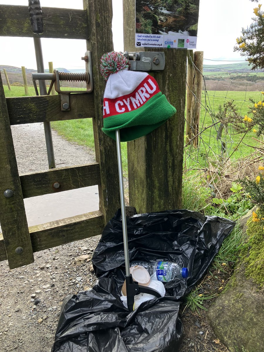 Balch helpu @Keep_Wales_Tidy gyda #GwanwynGlanCymru a thacluso’r ardal o gwmpas cromlech Pentre Ifan. Happy to support the #SpringClean campaign by picking litter in the area surrounding the cromlech at Pentre Ifan. @Keep_Wales_Tidy @EcoSgolion @Urdd @PentreIfan @cadwwales
