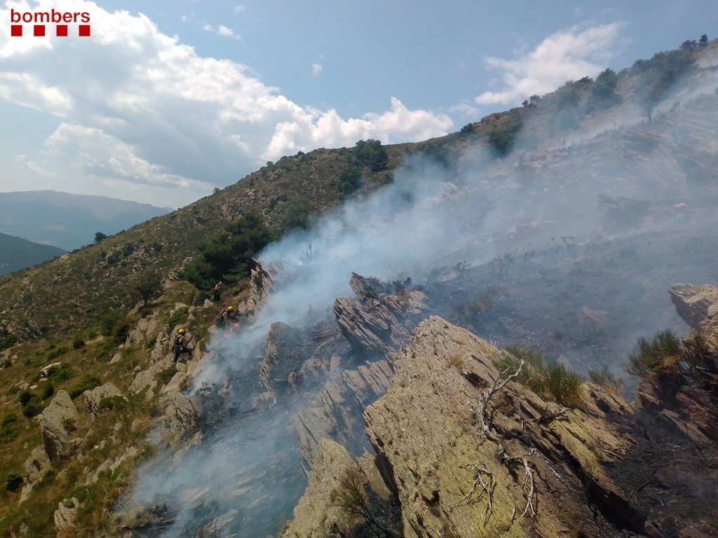 marcdelparc's tweet photo. Els gestors d'espais protegits considerem que en determinades circumstancies cal deixar cremar els petits incendis naturals 🔥 de forma controlada per afavorir la renaturalització i la creació d'espais oberts, enriquint aixi la #biodiversitat  i afavorint la resiliència.
Fil👇🏻 https://t.co/auhkD9XyHM