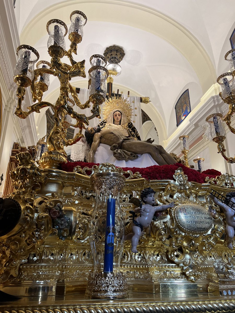 ¡Que te digo yo, Piedad
Que no te hayan dicho antes!
Cuando te miro a la cara
No acierto a poder cantarte.
Y seca queda la fuente
Seco el arroyo y su cauce
Y el caudal de palabras
Que inundan de amor el aire.
 
N. H. D. Ignacio José Pérez Franco.
 
#AzulBaratillo
#SSantaSevilla24