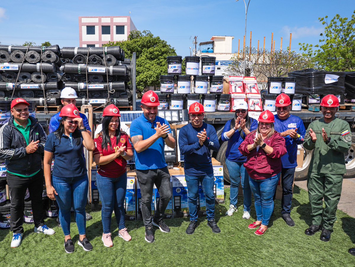 sugeyherreram's tweet photo. Acompañando al gobernador @luismarcanos a recibir dotación de materiales para la rehabilitación de centros educativos a través de las Bricomiles! @TellecheaRuiz 

Gracias Pdte. @NicolasMaduro 🙌🏽 https://t.co/3LDG4fgP5f