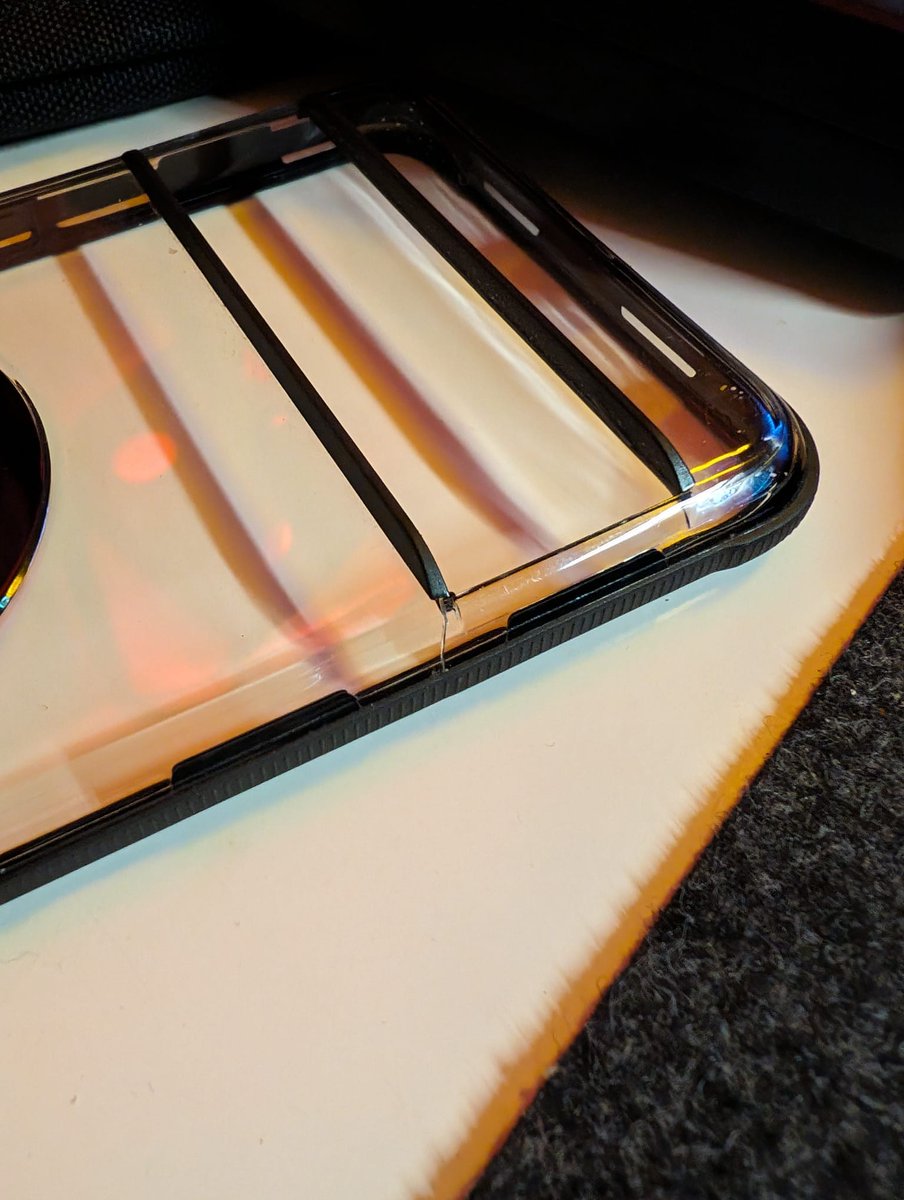 jitatman007's tweet photo. @dbrand Ghost Case breaking after normal use &amp; not to mention the scratches...:( https://t.co/aF4QZnanci