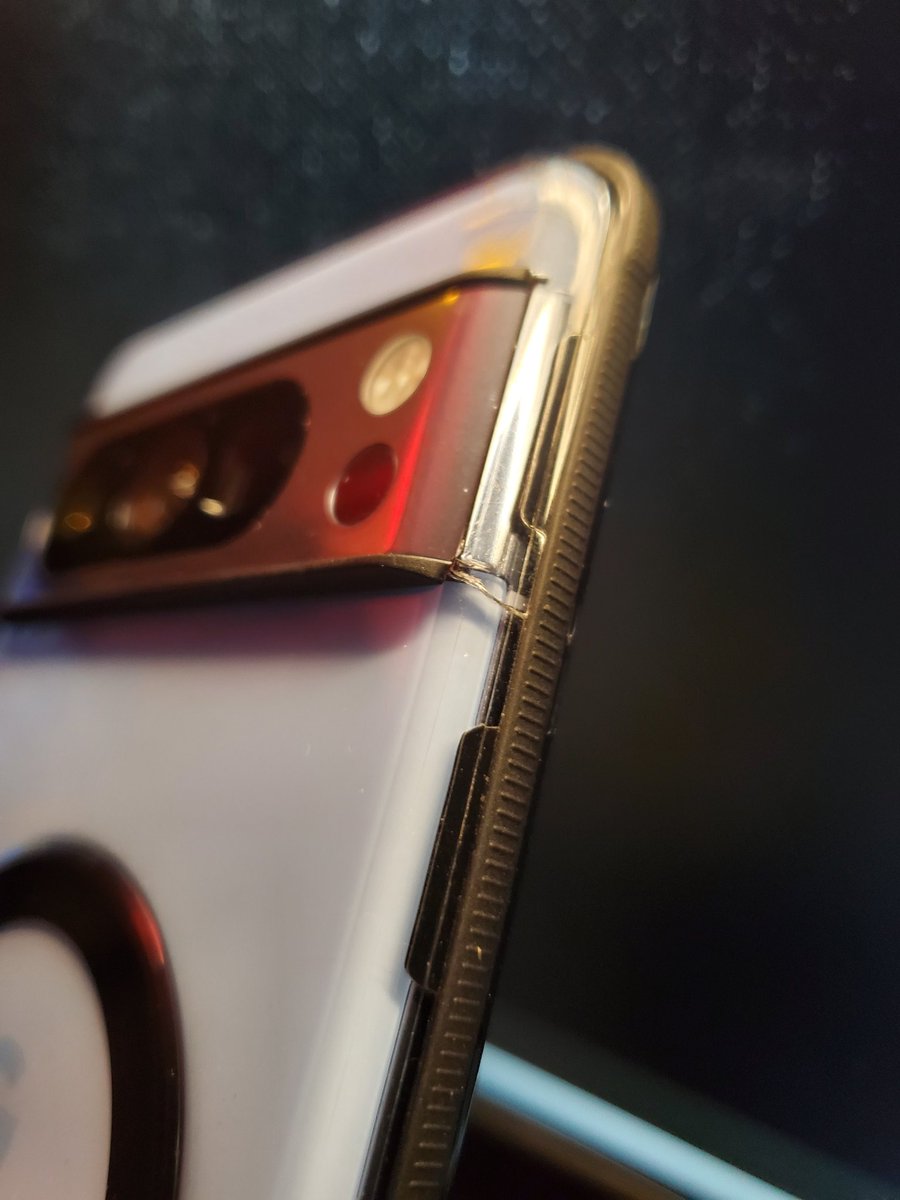 jitatman007's tweet photo. @dbrand Ghost Case breaking after normal use &amp; not to mention the scratches...:( https://t.co/aF4QZnanci