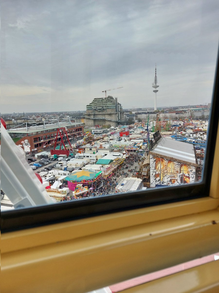Varlet_'s tweet photo. Heute aufm Hamburger Dom. Für mich eigentlich ein Erlebnis weil ich bisher nur 1x war und das nur als der Bruder meines Opas vor Jahren hier war und man schnell rüber ist. Sonst wollt nie jemand mit mir übern Dom 🥲. Die Plüschis waren so kawaii 🥰 Ausbeute folgt  #HamburgerDom https://t.co/rin8cUeoXw