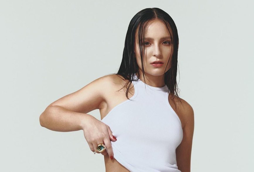 gente, a larissa manoela esta BABILÔNICA nesse ensaio, o quanto ela esta maravilhosa não esta escrito