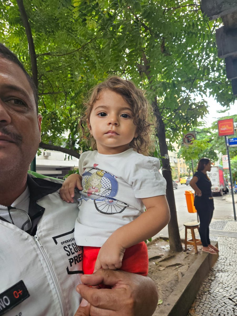 Criança perdida na Rua Figueiredo Magalhães!! Ela está na base do Copacabana Presente!! Bairro COPACABANA ●●●POR FAVOR COMPARTILHAR URGENTE!!