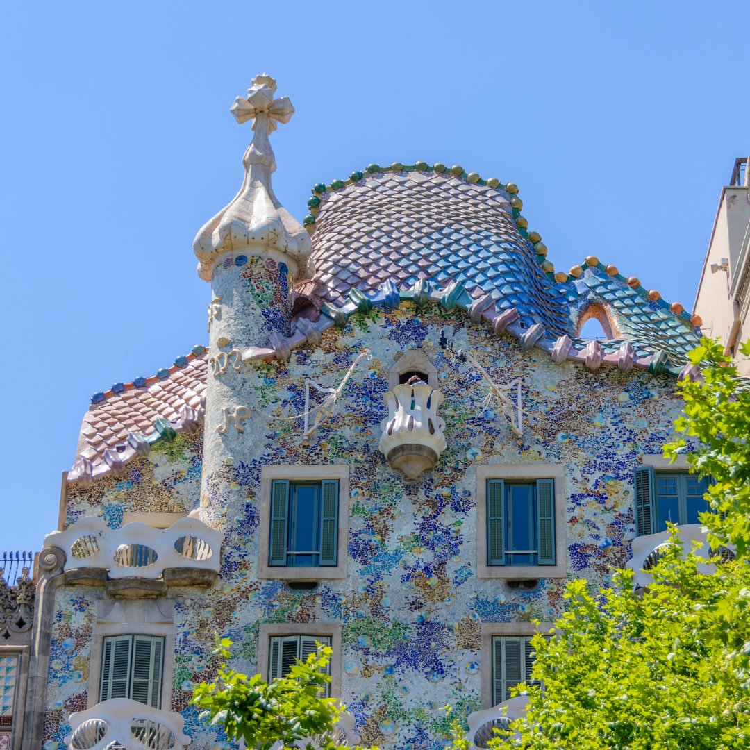 Le Passeig de Gràcia, durant le XIXe siècle, reliait la Vila de Gràcia à Barcelone. Peu à peu, la bourgeoisie catalane érigea des bâtiments qui ont fait de cette rue l'une des plus belles du monde.