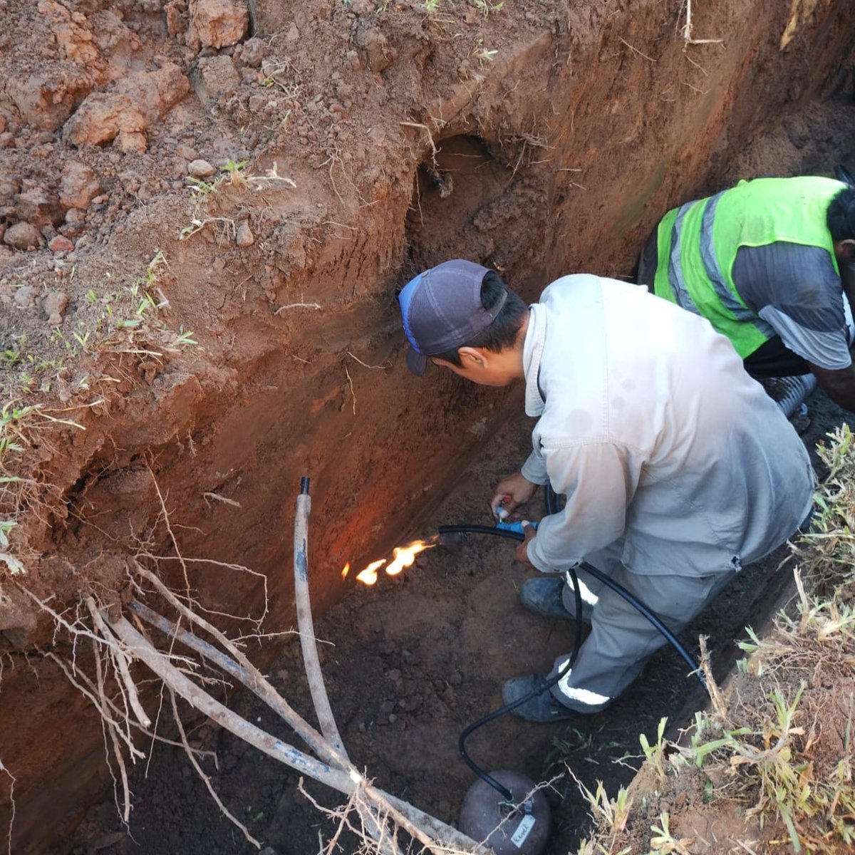 chacosameep's tweet photo. 🚧 Operativos para mejorar el servicio de efluentes 🕳️
👷♂️ Agentes de la empresa continúan realizando el recambio de cañería cloacal para optimizar el sistema en 📍 #LaLeonesa https://t.co/TLvPgBnyhx