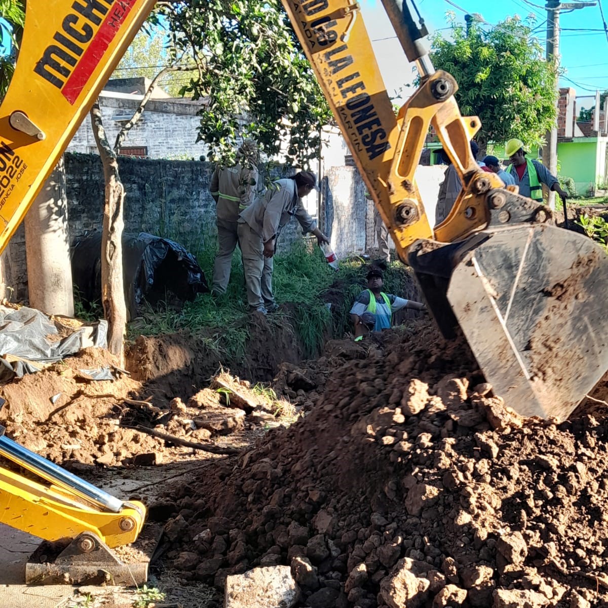chacosameep's tweet photo. 🚧 Operativos para mejorar el servicio de efluentes 🕳️
👷♂️ Agentes de la empresa continúan realizando el recambio de cañería cloacal para optimizar el sistema en 📍 #LaLeonesa https://t.co/TLvPgBnyhx