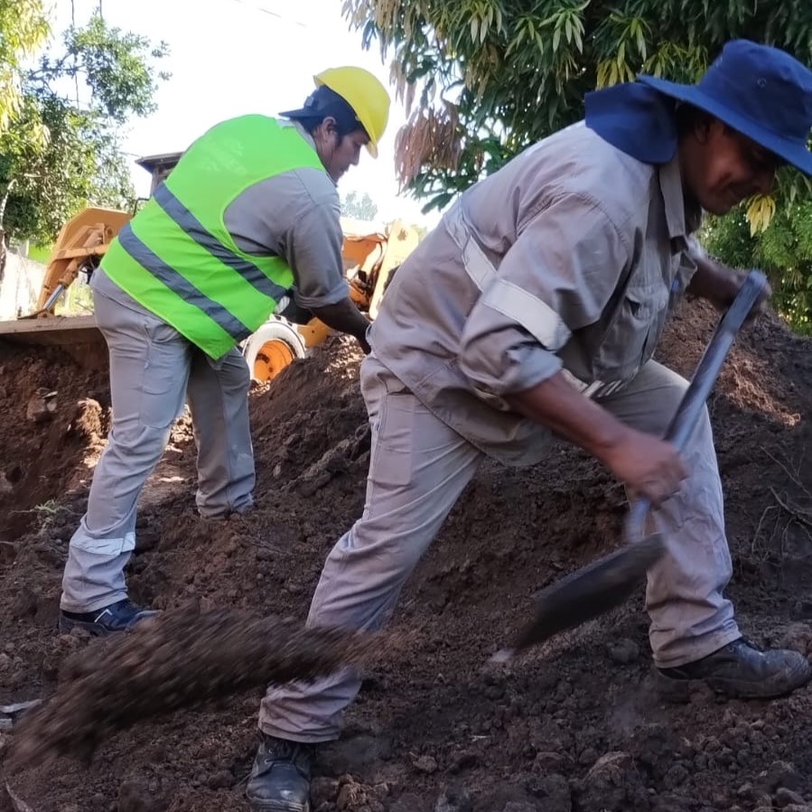 chacosameep's tweet photo. 🚧 Operativos para mejorar el servicio de efluentes 🕳️
👷♂️ Agentes de la empresa continúan realizando el recambio de cañería cloacal para optimizar el sistema en 📍 #LaLeonesa https://t.co/TLvPgBnyhx