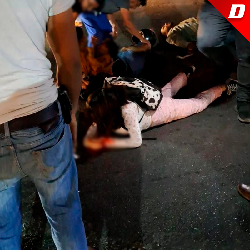 DiarioChiapas's tweet photo. 🚨💥🏍#NotaRoja | Duelo de motocicletas

Cinco lesionados, entre ellos dos menores de edad fue el saldo luego que uno de los pilotos se pasara el alto

Ada Iveth Morales / Corresponsal Diario de #Chiapas

#Comitán, Chiapas.- El accidente de dos motocicletas dejó un saldo de cinco personas lesionadas entre ellos menores de edad.

Este percance se registró la noche de este martes sobre Boulevard de la Federación a la altura de la entrada a #Zapata.

Según testigos oculares, las causas se debieron a que el chofer de la motocicleta marca Italika tipo Ft150 de color negro, se pasó el alto del semáforo y chocó contra otra motocicleta marca Italika tipo DT150 de color rojo.

Los tripulantes de ambas unidades resultaron lesionados, entre estos un bebé y menor junto con sus padres.

Todos los lesionados los trasladaron al Hospital Materno y el General, mientras que elementos de la Guardia Nacional se hicieron cargo de este accidente para deslindar responsabilidades. | #DiarioDeChiapas

📲 https://t.co/kHYAOhrudf