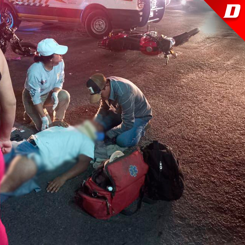DiarioChiapas's tweet photo. 🚨💥🏍#NotaRoja | Duelo de motocicletas

Cinco lesionados, entre ellos dos menores de edad fue el saldo luego que uno de los pilotos se pasara el alto

Ada Iveth Morales / Corresponsal Diario de #Chiapas

#Comitán, Chiapas.- El accidente de dos motocicletas dejó un saldo de cinco personas lesionadas entre ellos menores de edad.

Este percance se registró la noche de este martes sobre Boulevard de la Federación a la altura de la entrada a #Zapata.

Según testigos oculares, las causas se debieron a que el chofer de la motocicleta marca Italika tipo Ft150 de color negro, se pasó el alto del semáforo y chocó contra otra motocicleta marca Italika tipo DT150 de color rojo.

Los tripulantes de ambas unidades resultaron lesionados, entre estos un bebé y menor junto con sus padres.

Todos los lesionados los trasladaron al Hospital Materno y el General, mientras que elementos de la Guardia Nacional se hicieron cargo de este accidente para deslindar responsabilidades. | #DiarioDeChiapas

📲 https://t.co/kHYAOhrudf