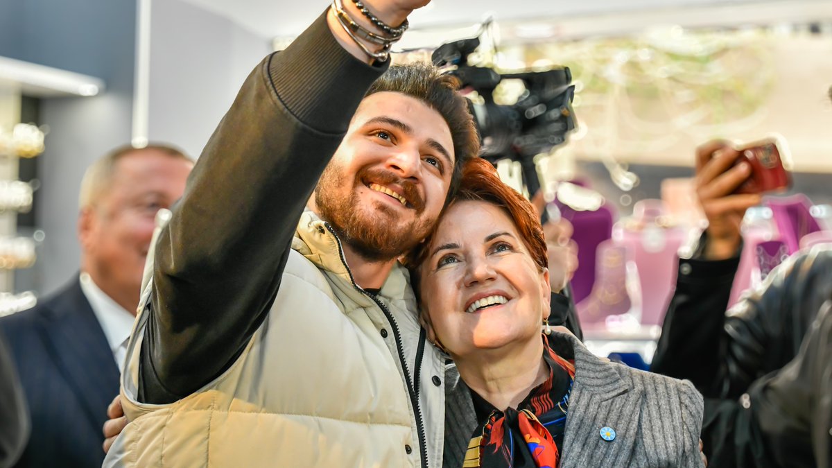 meral_aksener's tweet photo. Bugün Eskişehir'de Odunpazarlı emeklilerimizle, gençlerimizle ve kadınlarla beraberdik... 

Milletsiz siyaset yapmak isteyenlerden hesabı, milletimizle birlikte sandıkta soracağız! https://t.co/n2r15t4pS9