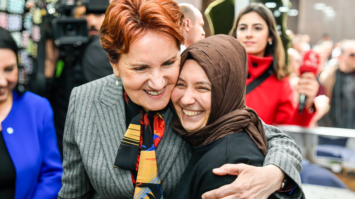meral_aksener's tweet photo. Bugün Eskişehir'de Odunpazarlı emeklilerimizle, gençlerimizle ve kadınlarla beraberdik... 

Milletsiz siyaset yapmak isteyenlerden hesabı, milletimizle birlikte sandıkta soracağız! https://t.co/n2r15t4pS9
