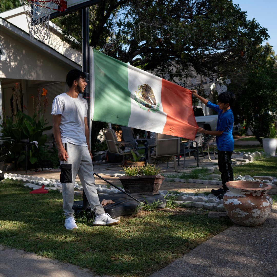 Azul Sordo, one of our photojournalism students at the #Mayborn, competed in the 2023-2024 Hearst Photo Picture Series/Story competition and placed in the top 10 finalists! Congratulations, Azul, on another great accomplishment. Keep making us #MaybornProud 📸