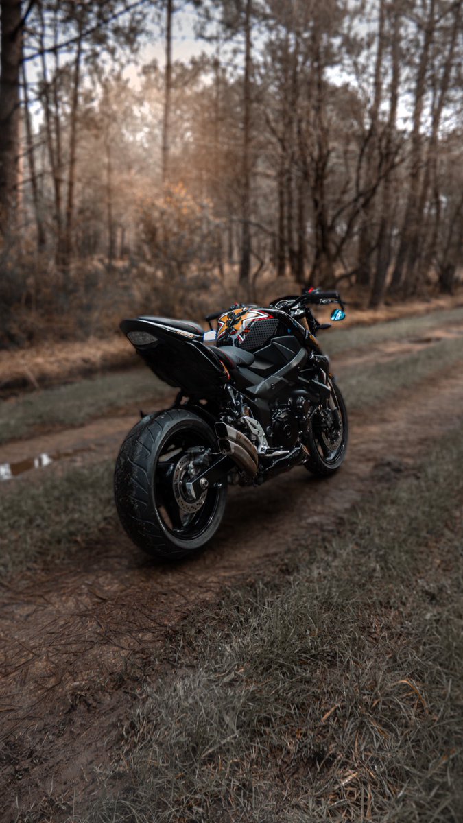 Yrmhviir's tweet photo. Les premiers rayons de soleil ☀️ du printemps🌻🌱
Et toi? Tu as fais quoi pendant les premiers jours de printemps?! 🌱
#blackdiamondsfrance #gsr750 #streetfighterbike
#streetfighter #suzuki #suzukigsr750 #yrmhviir
#ledperformance #ledlights #ledlighting #ridingtown https://t.co/TL0yMOcS5B