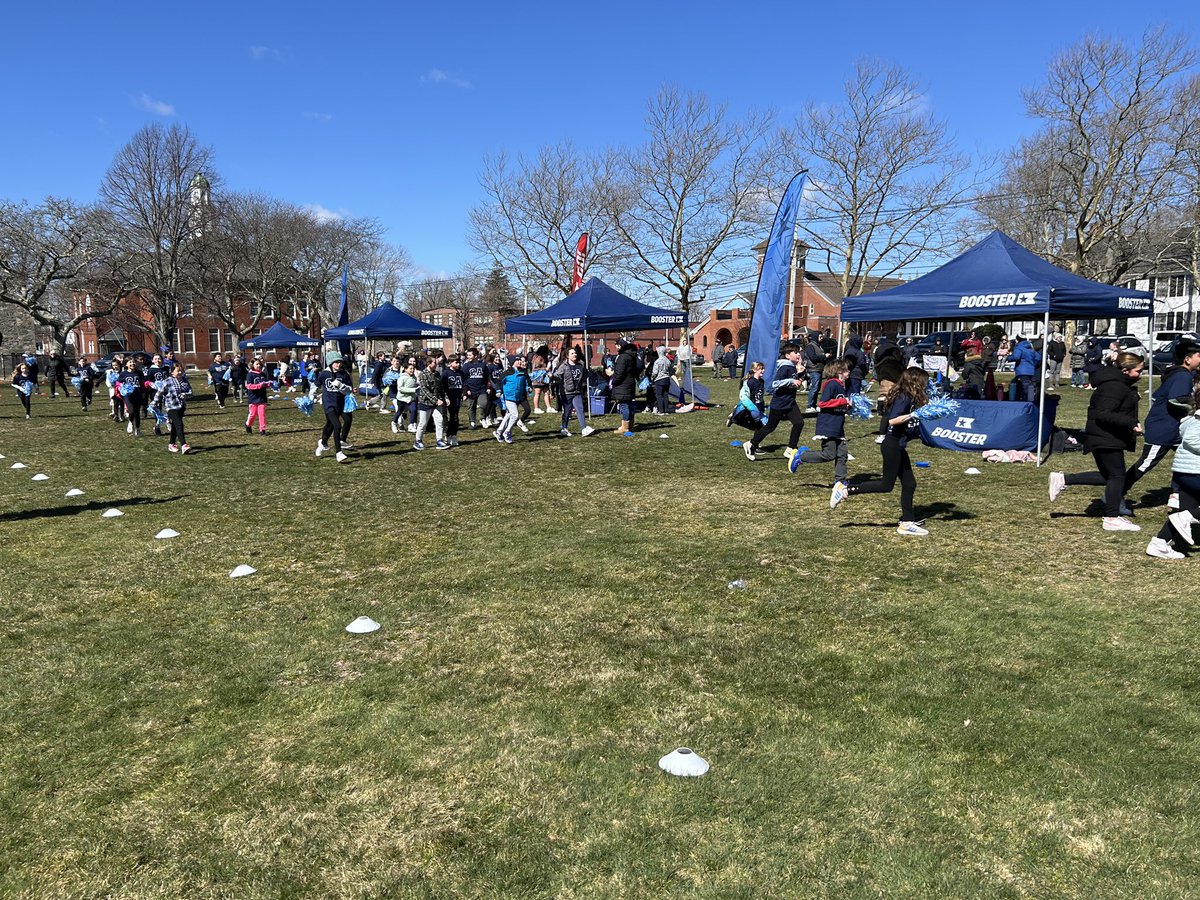 Although it was a cold and windy day, our students still had a blast at their annual Fun Run fundraiser! 

In addition to being a great time for our students, the Fun Run also helped raise $16,885 for future school enrichment programs and family fun nights. 🏃🏻‍♂️‍➡️