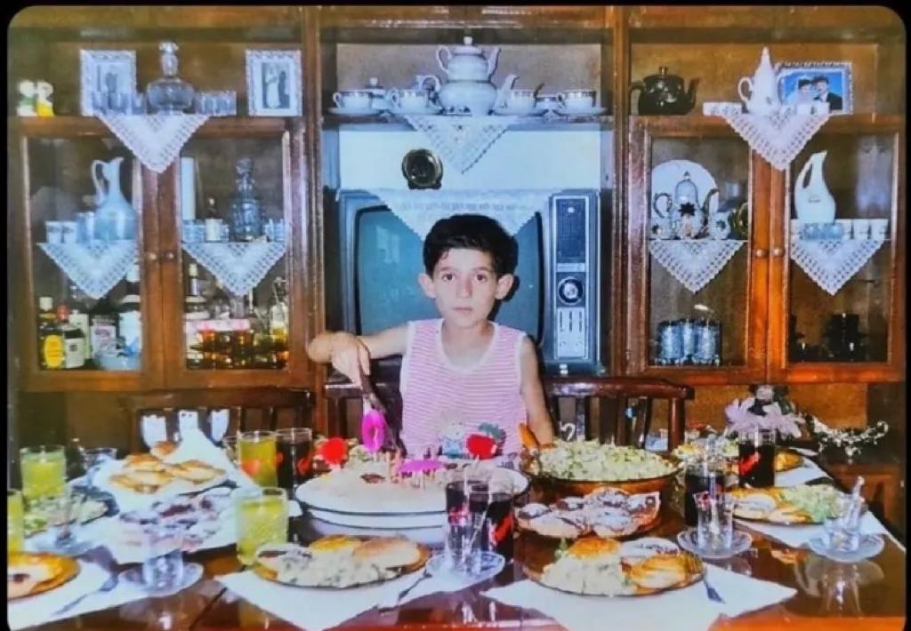 XpressTR's tweet photo. Bir neslin doğum günü fotoğrafının arka planı. Detaylar şahane... https://t.co/pcOz03tzDZ