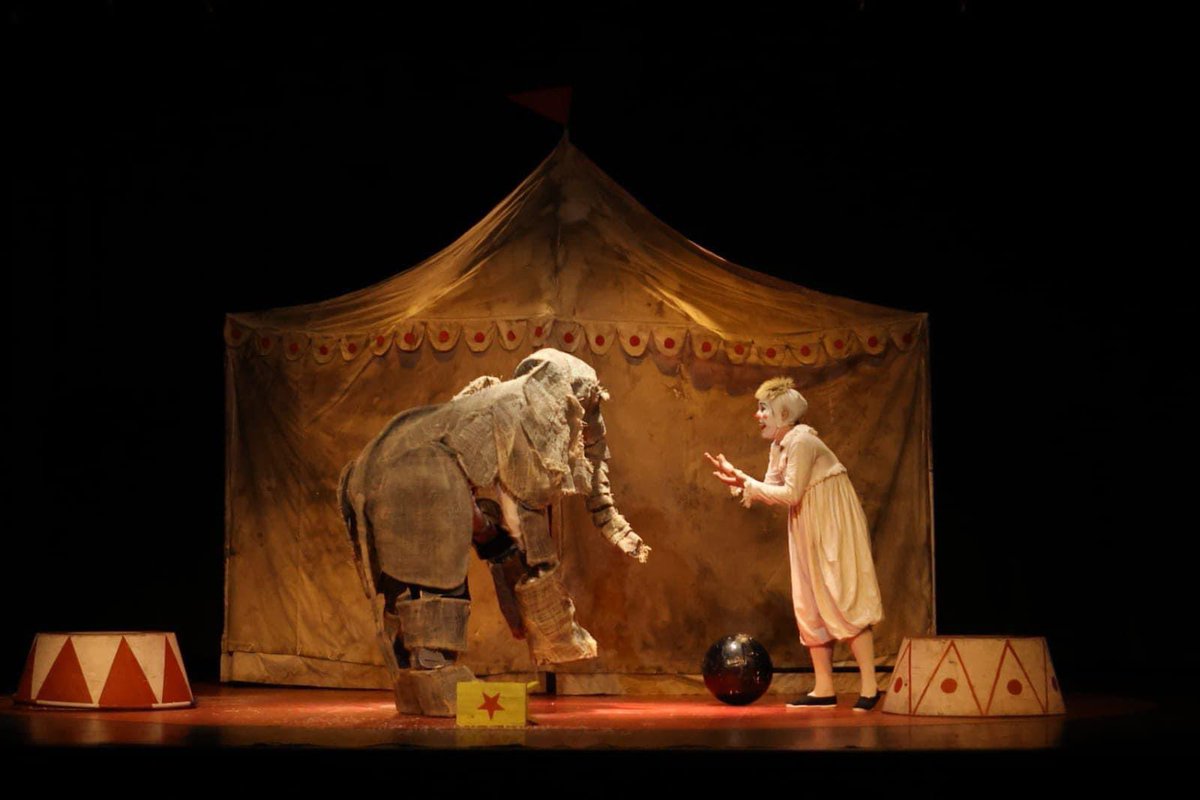 Ya lo dijo Nietzsche, sin arte, la vida sería un error.

Magia, sentimiento, pasión, emoción..

Luces, escena y acción ❤️

Feliz Día Mundial del Teatro 🎭