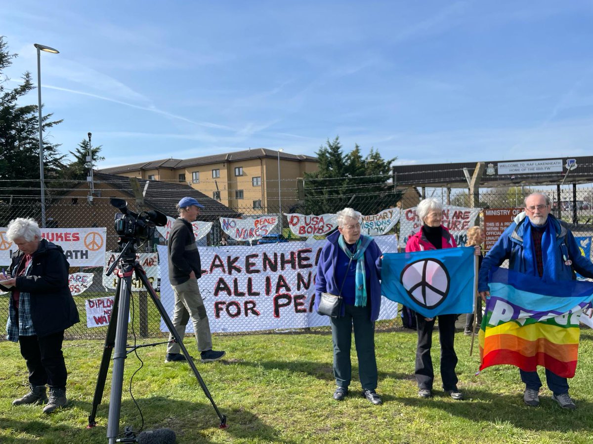 The Lakenheath Alliance for Peace undertook their first action at RAF Lakenheath yesterday!

They met with the RAF commander and handed in a letter opposing the siting of US nuclear bombs there! 

Keep up to date with the #NoUSnukes campaign: cnduk.org/action-petitio…