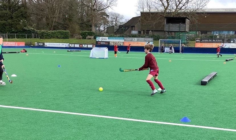 Our Y5 hockey team played fantastically in the Y5&6 Quicksticks Hockey Tournament at East Grinstead Hockey Club. They played six matches (4 aside), finishing 4th in their group of 7 teams. It was evident just how much their skills, confidence, teamwork & game awreness developed.