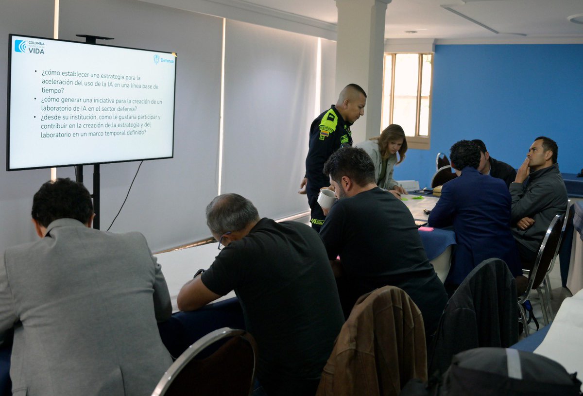 mindefensa's tweet photo. Expertos en tecnología de las entidades financieras, con amplia experiencia en el uso de la IA en entornos reales y con fines orientados hacia la ciberseguridad, la optimización y la automatización de procesos, entregaron al #ViceDefensa @LuisESuarezSoto sus apreciaciones para afrontar este gran reto.