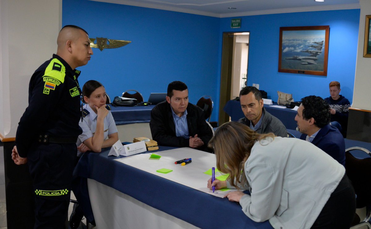 mindefensa's tweet photo. Expertos en tecnología de las entidades financieras, con amplia experiencia en el uso de la IA en entornos reales y con fines orientados hacia la ciberseguridad, la optimización y la automatización de procesos, entregaron al #ViceDefensa @LuisESuarezSoto sus apreciaciones para afrontar este gran reto.