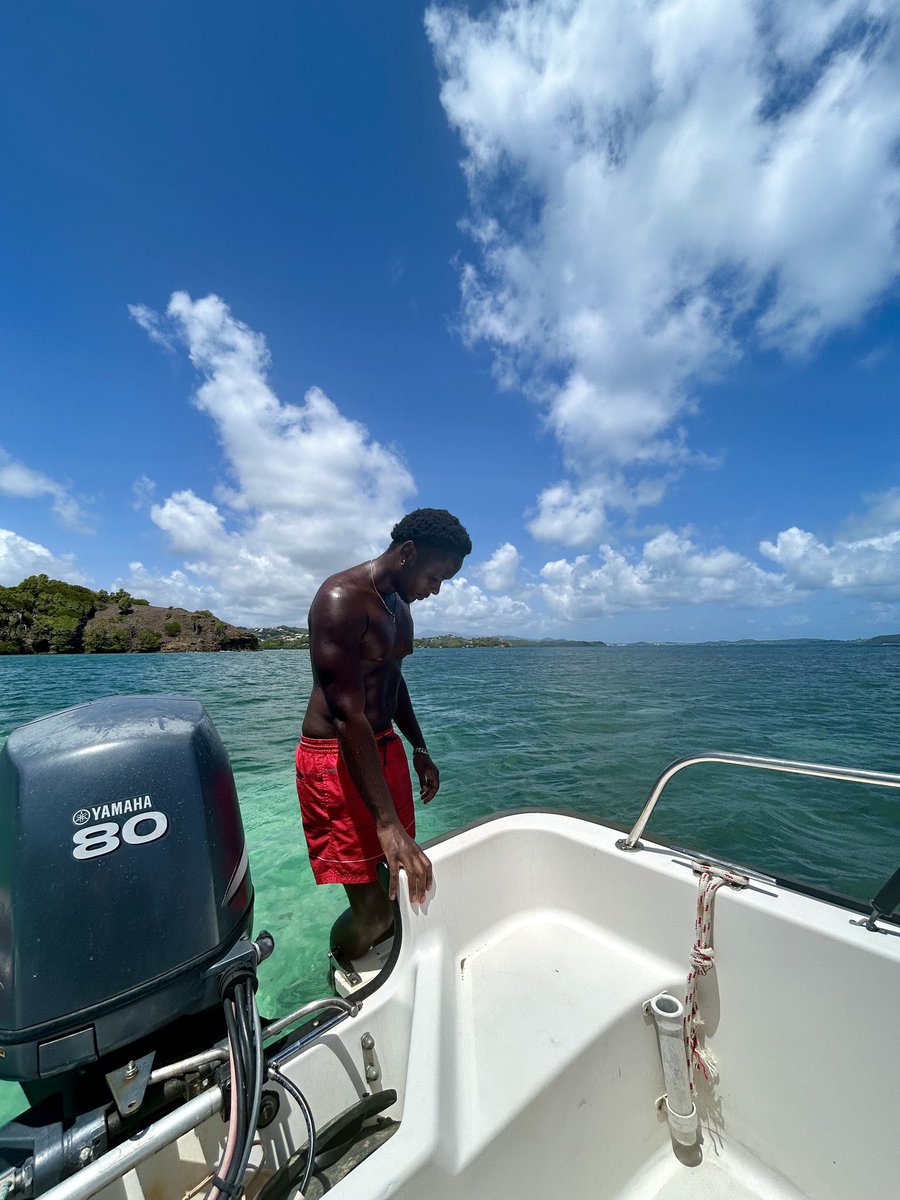 samuel97224's tweet photo. L’hiver Canadien voulait me faire perdre ma mélanine mais la Martinique a dit contre uno https://t.co/CxaorTpjgW