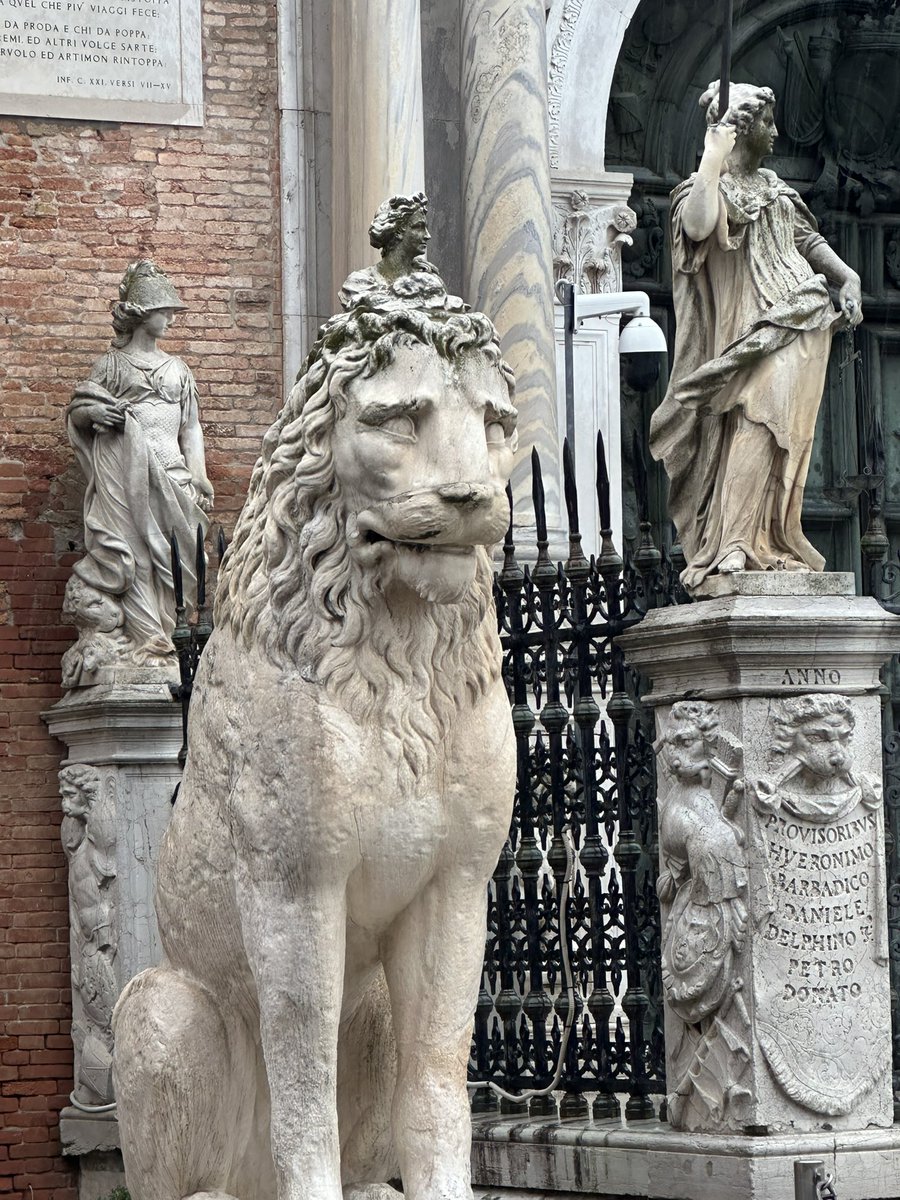 stacemcw's tweet photo. It’s a wet wet Wednesday in Venice today.
#birthdaytrip #pouringdown #soakedthrough #Venice https://t.co/Tz3tA2abeN