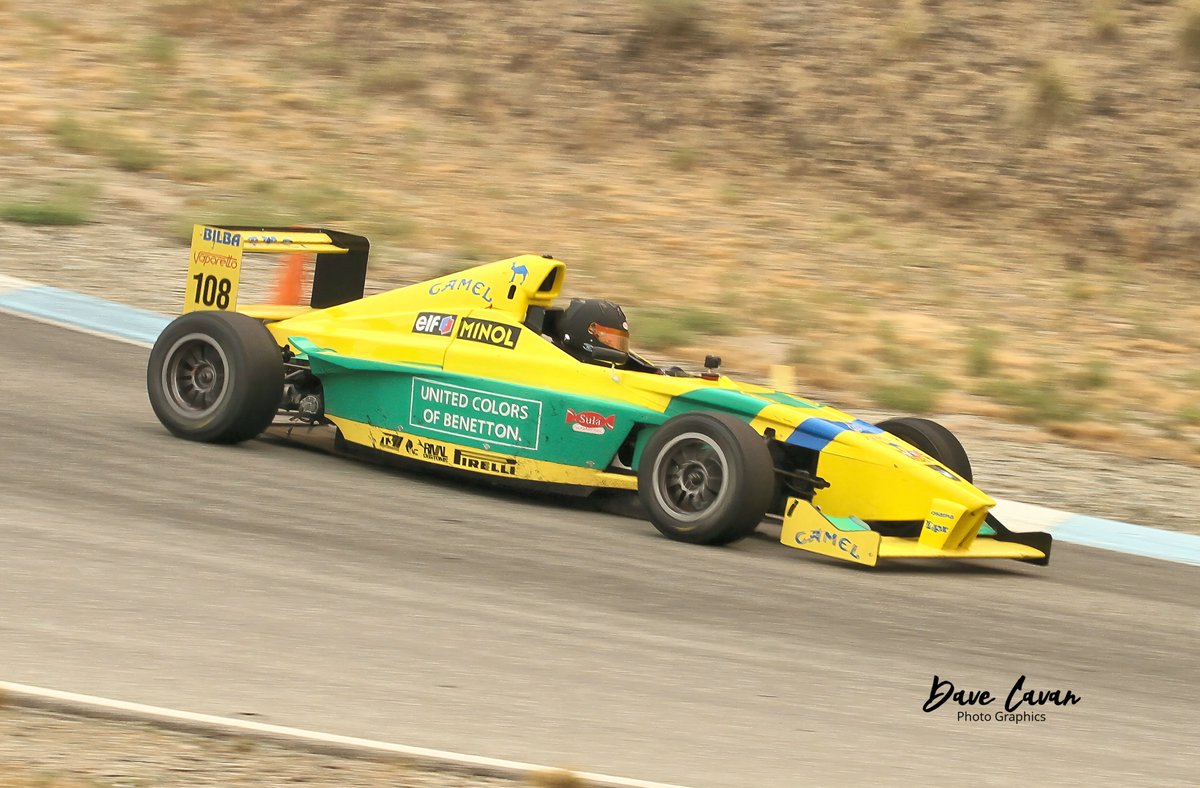 dcavan001's tweet photo. #dailyactionshot #area27members Doug Walker lapping his #formulabmw with Aryton Senna livery from the golden age of open wheel racing at #area27. Carbon-fibre tub, 1171 cc 140hp motor, slicks-and-wings. #motorsport #photography #southokanagan https://t.co/p9RwhIt5hN