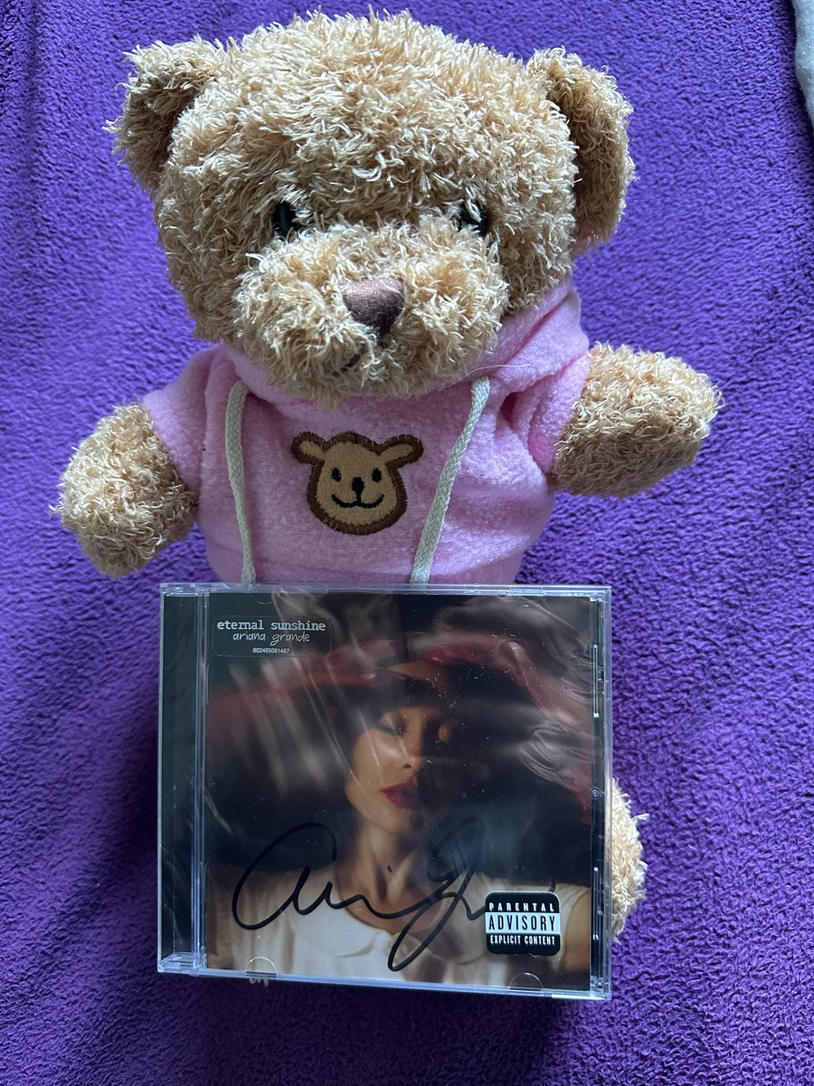 CaptainCrossing's tweet photo. J’ai reçu mon cd signé d’ariana plus la peluche de son dernier clip aujourd’hui 🥰 https://t.co/flcfBfH63D