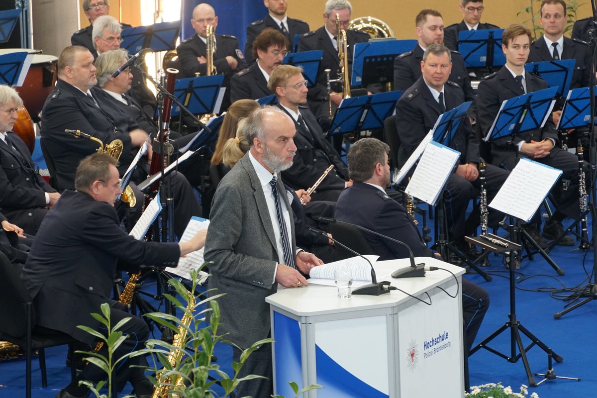 HPolBB's tweet image. Sie haben es geschafft 💐🎉
133 frisch ernannte #PolizistInnen verstärken ab heute die #PolizeiBrandenburg bei der Schutz- oder Kriminalpolizei.
Im Beisein von Angehörigen und geladen Gästen endet damit ihre Zeit an der #HPolBB.