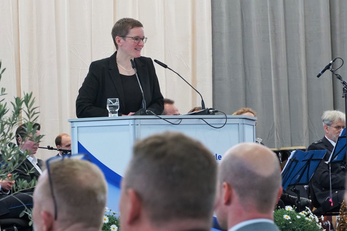 HPolBB's tweet image. Sie haben es geschafft 💐🎉
133 frisch ernannte #PolizistInnen verstärken ab heute die #PolizeiBrandenburg bei der Schutz- oder Kriminalpolizei.
Im Beisein von Angehörigen und geladen Gästen endet damit ihre Zeit an der #HPolBB.