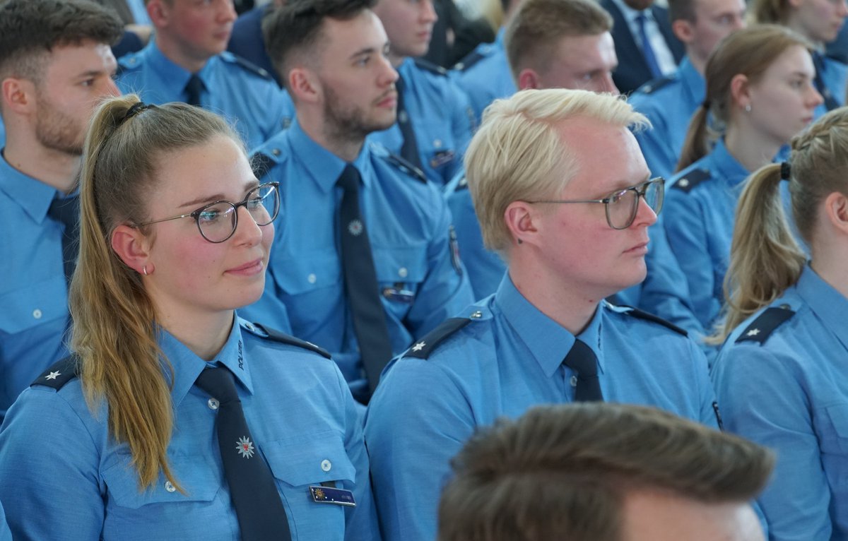 HPolBB's tweet image. Sie haben es geschafft 💐🎉
133 frisch ernannte #PolizistInnen verstärken ab heute die #PolizeiBrandenburg bei der Schutz- oder Kriminalpolizei.
Im Beisein von Angehörigen und geladen Gästen endet damit ihre Zeit an der #HPolBB.