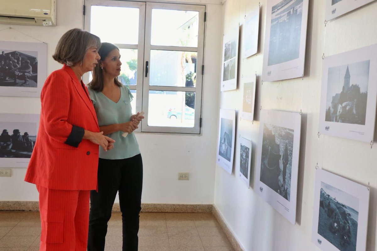 cngauto's tweet photo. Desde hoy y durante todo el mes de abril podés visitar la muestra itinerante "Relatos de Malvinas". 
Con la secretaria de Turismo y Educación de la @muniposadas @MarielaDachary, recorrimos la exposición abierta en el Espacio Multicultural de la Costanera de 8 a 12 y de 16 a 21. https://t.co/arGZrU5Xgd