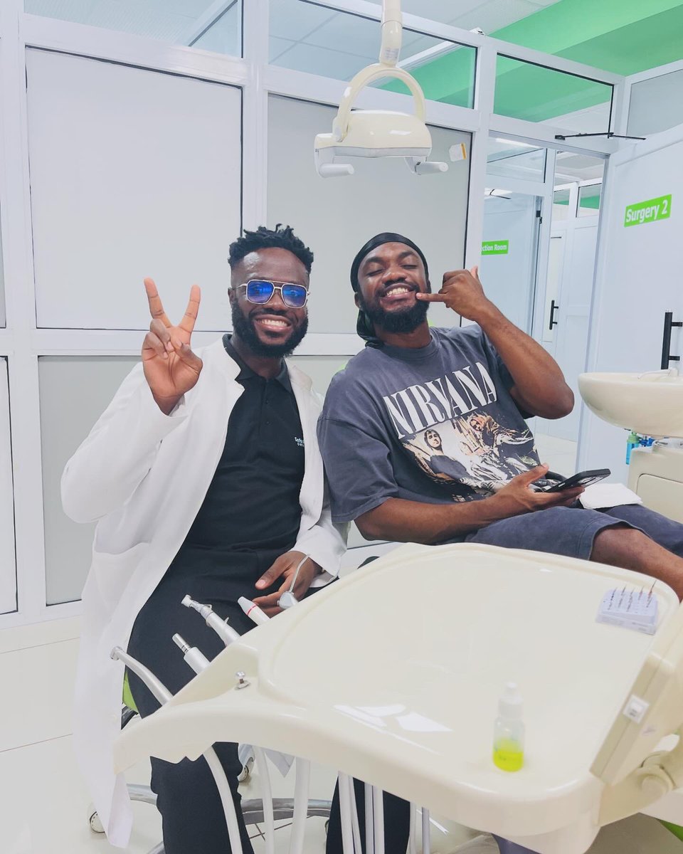 Dr_Awua's tweet photo. 🎶“Them say hustle oh hustle for the paper
Small boy dey hustle then somebody want to hate am”
It’s always a vibe when @mrdrewofficial comes in for his regular dental checkup. 

#mrdrew #music #drawua https://t.co/k41fpRWk23