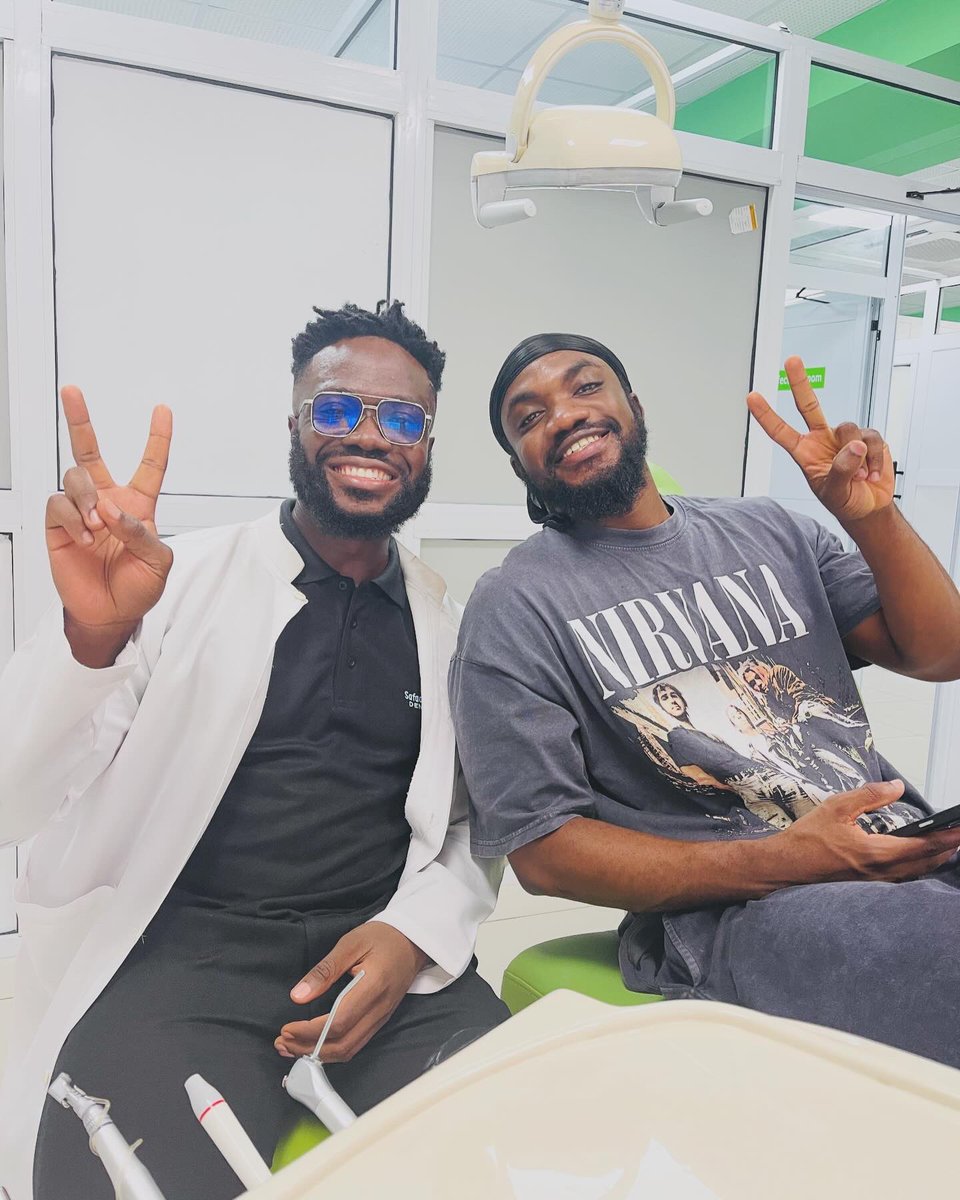 Dr_Awua's tweet photo. 🎶“Them say hustle oh hustle for the paper
Small boy dey hustle then somebody want to hate am”
It’s always a vibe when @mrdrewofficial comes in for his regular dental checkup. 

#mrdrew #music #drawua https://t.co/k41fpRWk23