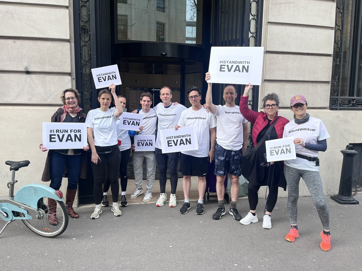 In Paris too, journalists ran in solidarity with Wall Street Journal reporter Evan Gershkovich, who has been detained in Russia for a year now. #IStandWithEvan @SMeichtry @mimosa_spencer @NBisserbe @samschech