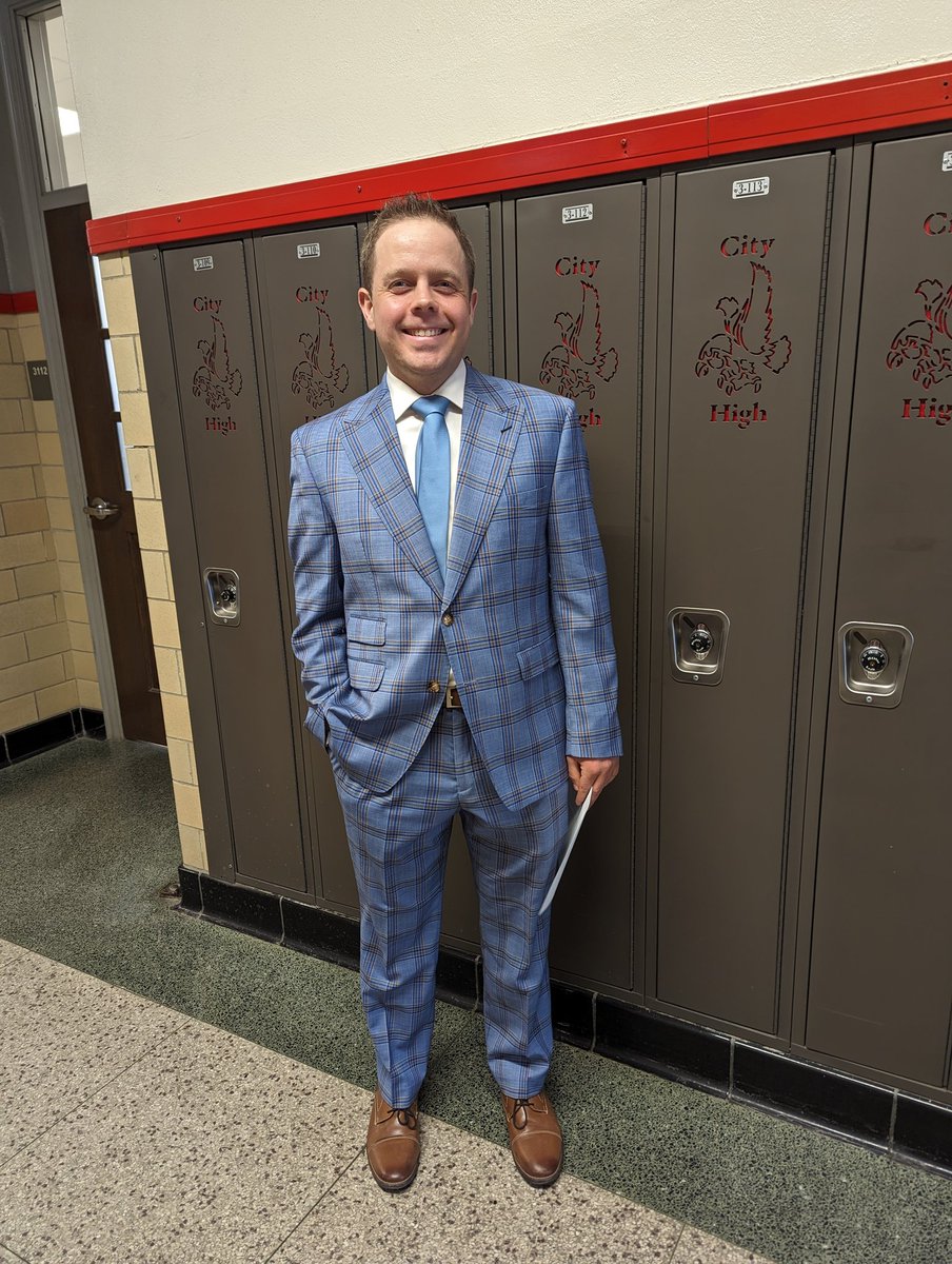 gdc450's tweet photo. If you ever wondered who the sharpest dressed Little Hawk is, you should get to know Mr. Risk. Because it's him! 🔥 #tstl #Riskforpresident https://t.co/6jlYtL5ntF
